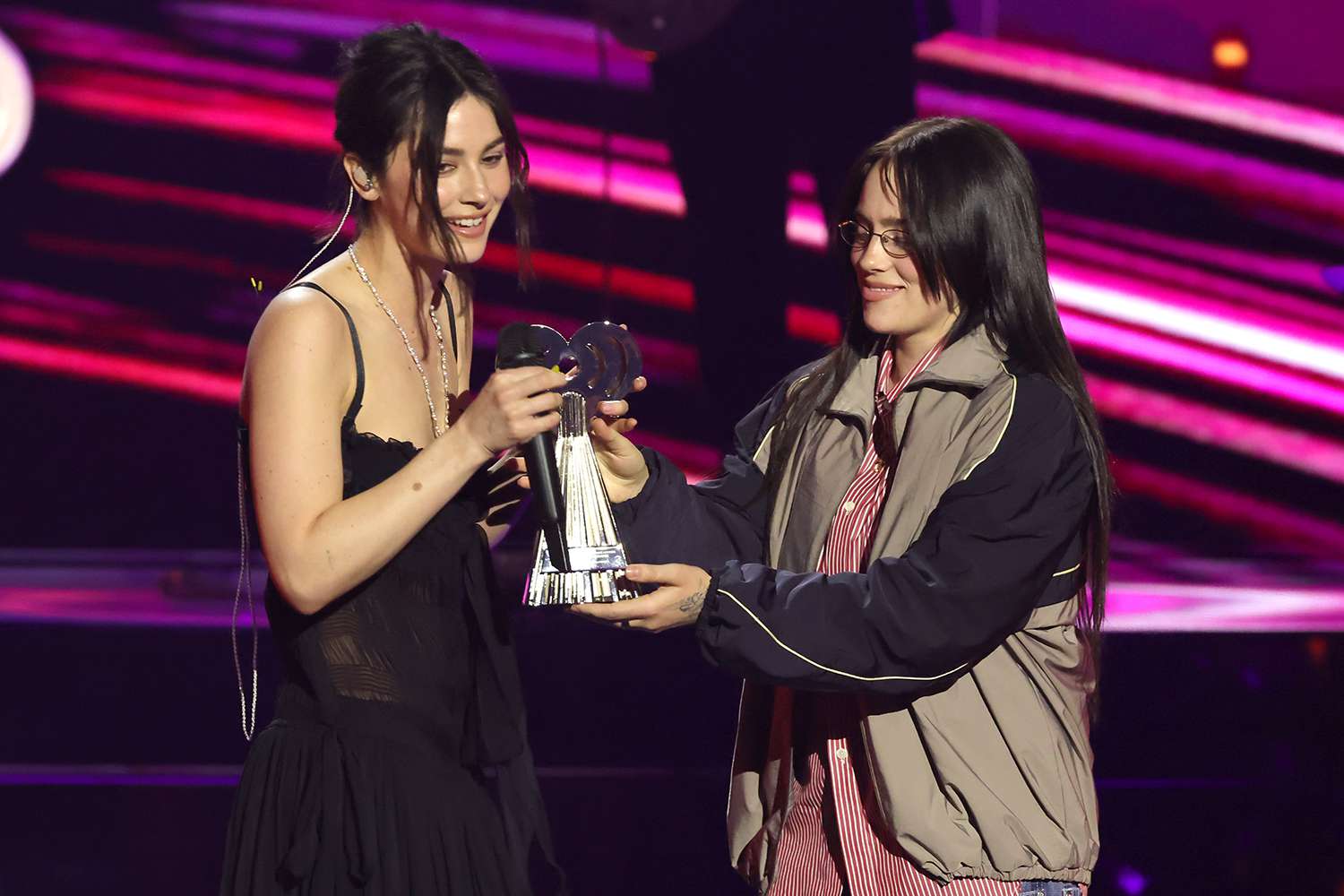 Gracie Abrams Raih Penghargaan Breakthrough Artist di iHeartRadio Music Awards 2025!