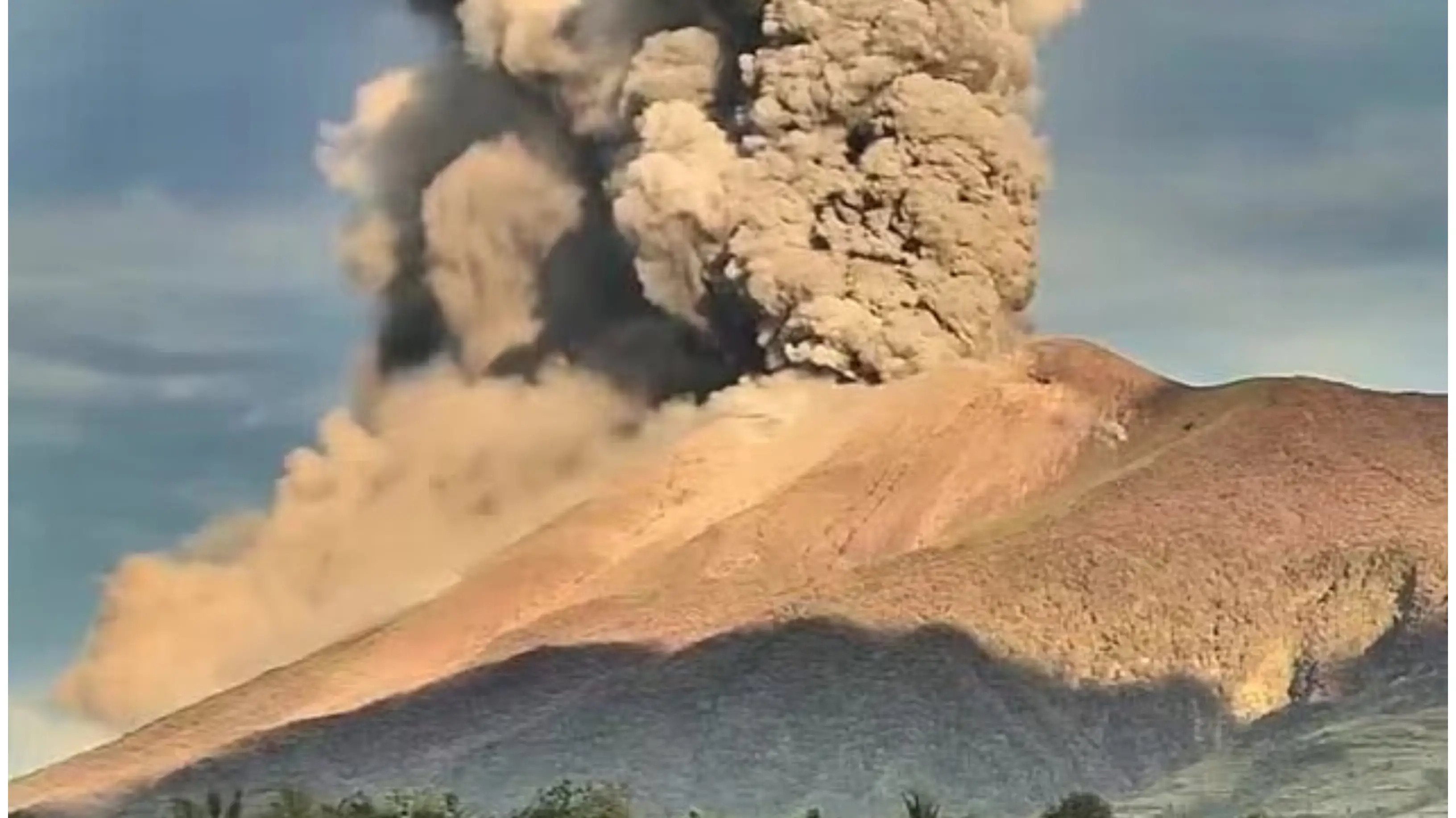Gunung Kanlaon Meletus, Kolom Abu Capai 4.000 Meter