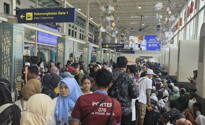H-2 Lebaran, Stasiun Pasar Senen Dibanjiri Pemudik! 27 Ribu Orang Berangkat dalam Sehari