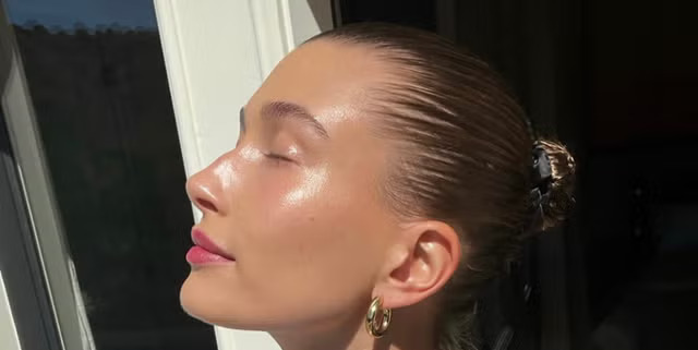Hailey Bieber Bagikan Tutorial Makeup 15 Langkah di TikTok yang Bikin Glowing