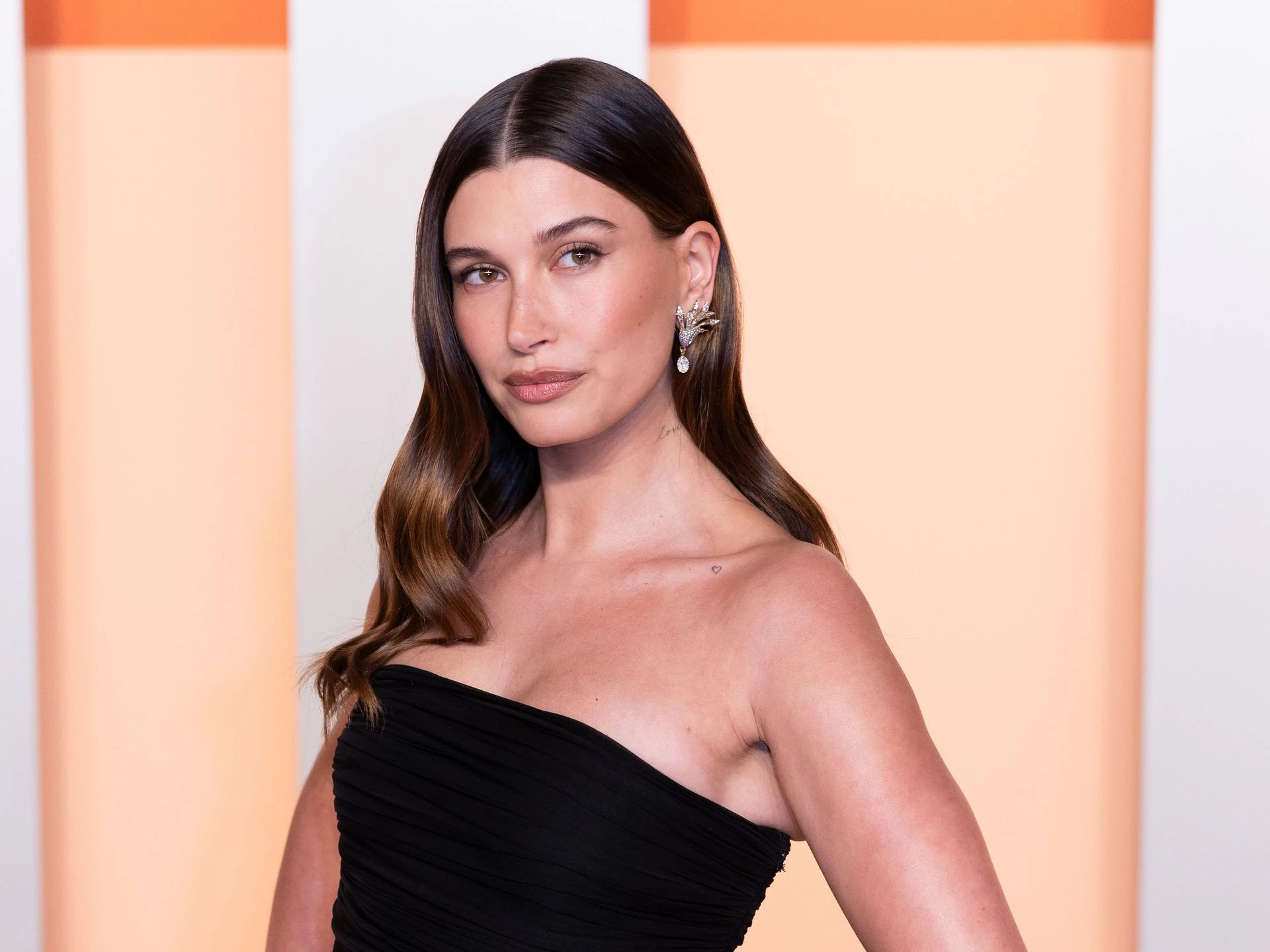 Hailey Bieber Bangkitkan Aura Cindy Crawford Era 90-an di Paris Fashion Week