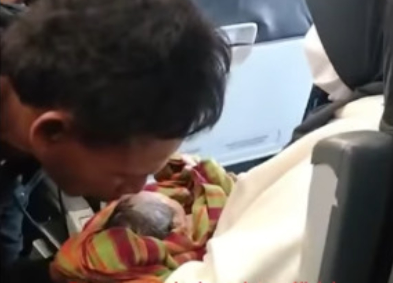 HEBOH! Bayi Lahir di Pesawat Citilink, Langsung Diadzankan di Udara!