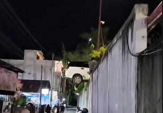 Heboh! Mobil Nyaris Jatuh dari Parkiran Q Mall Banjarbaru, Pengunjung Panik