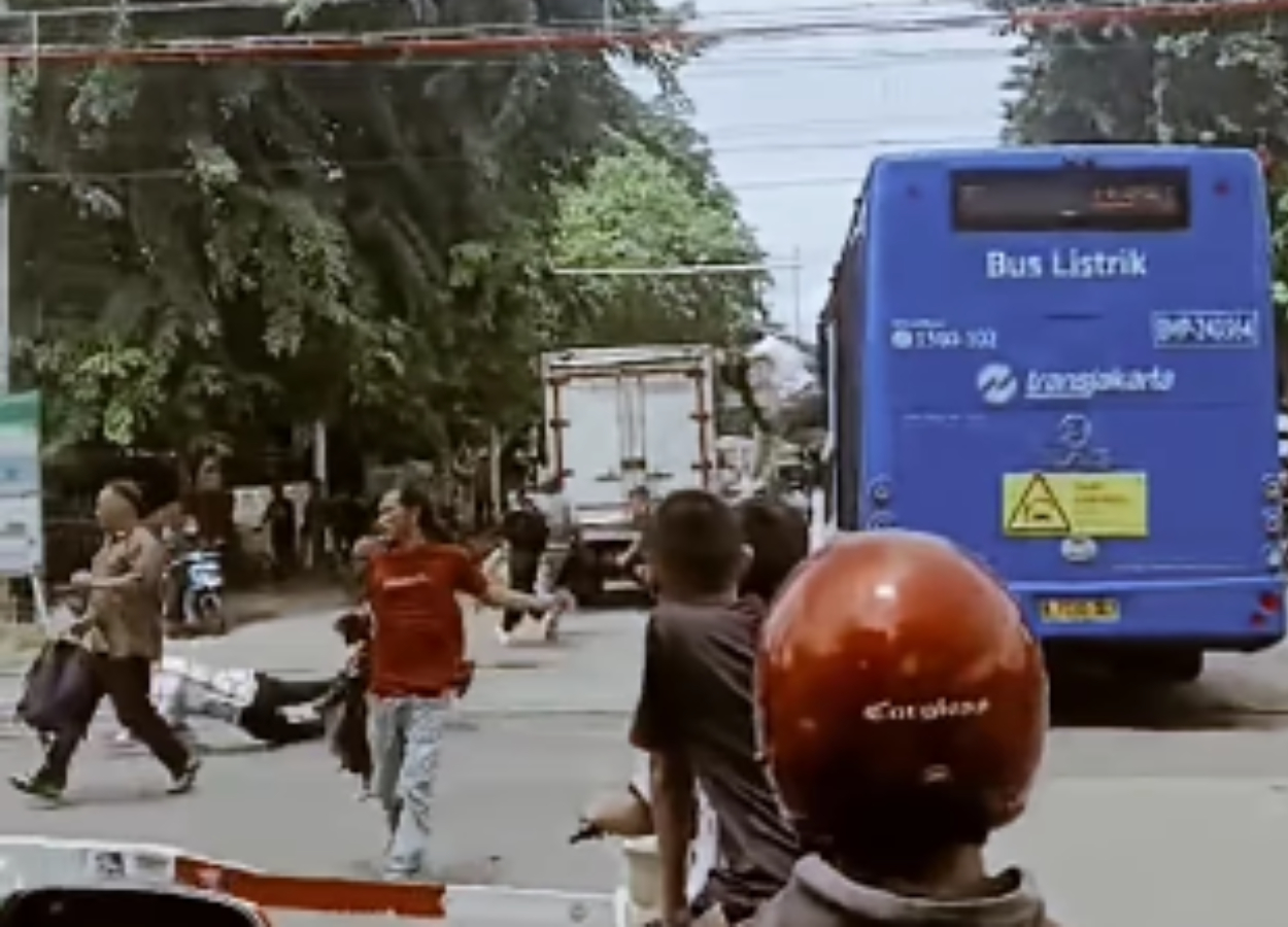 Heboh! Penumpang Panik, Bus Transjakarta Terjebak di Perlintasan KA Green Garden