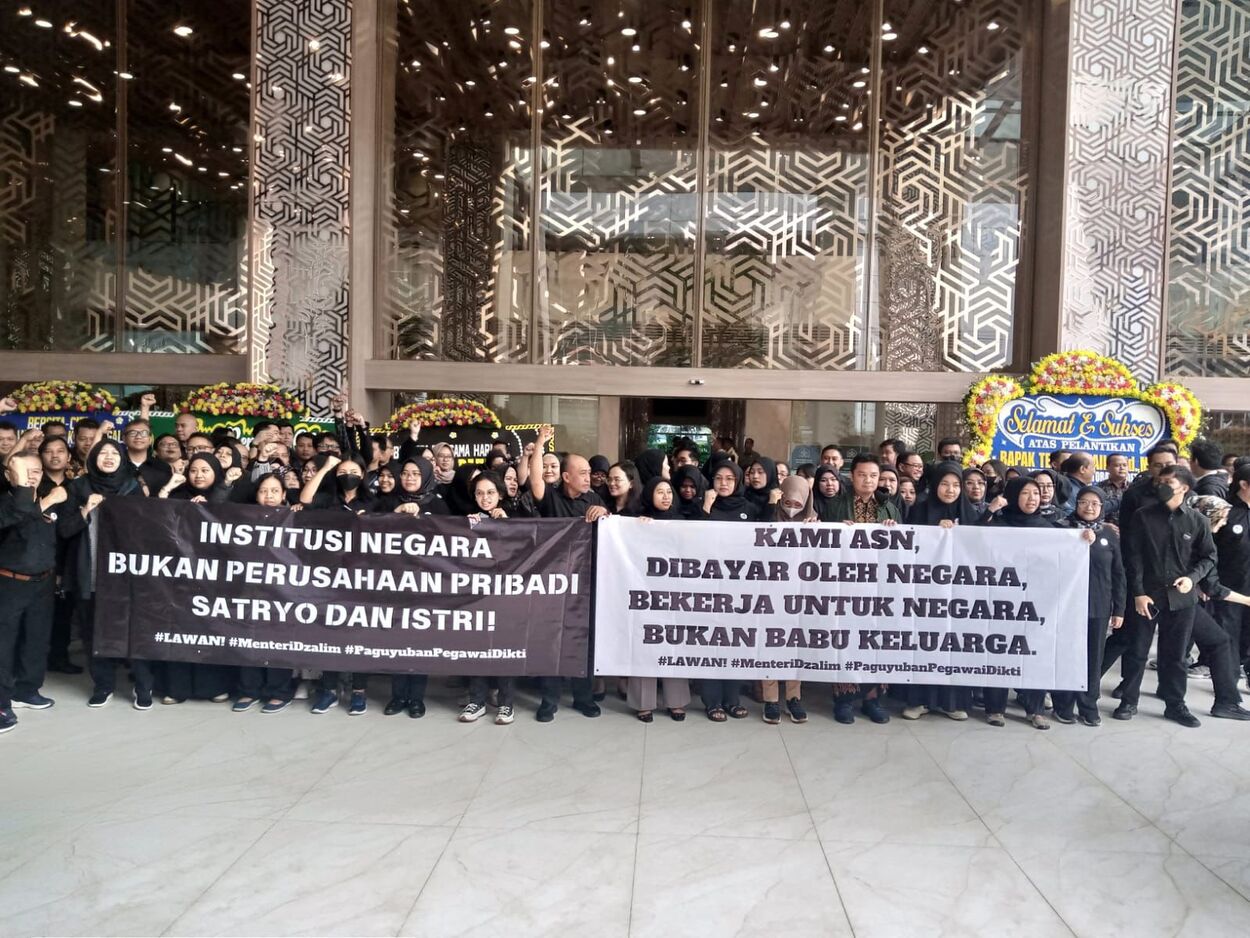 Heboh Protes di Kemendiktisaintek, Karangan Bunga dan Spanduk Berisi Kritik Pedas ke Menteri