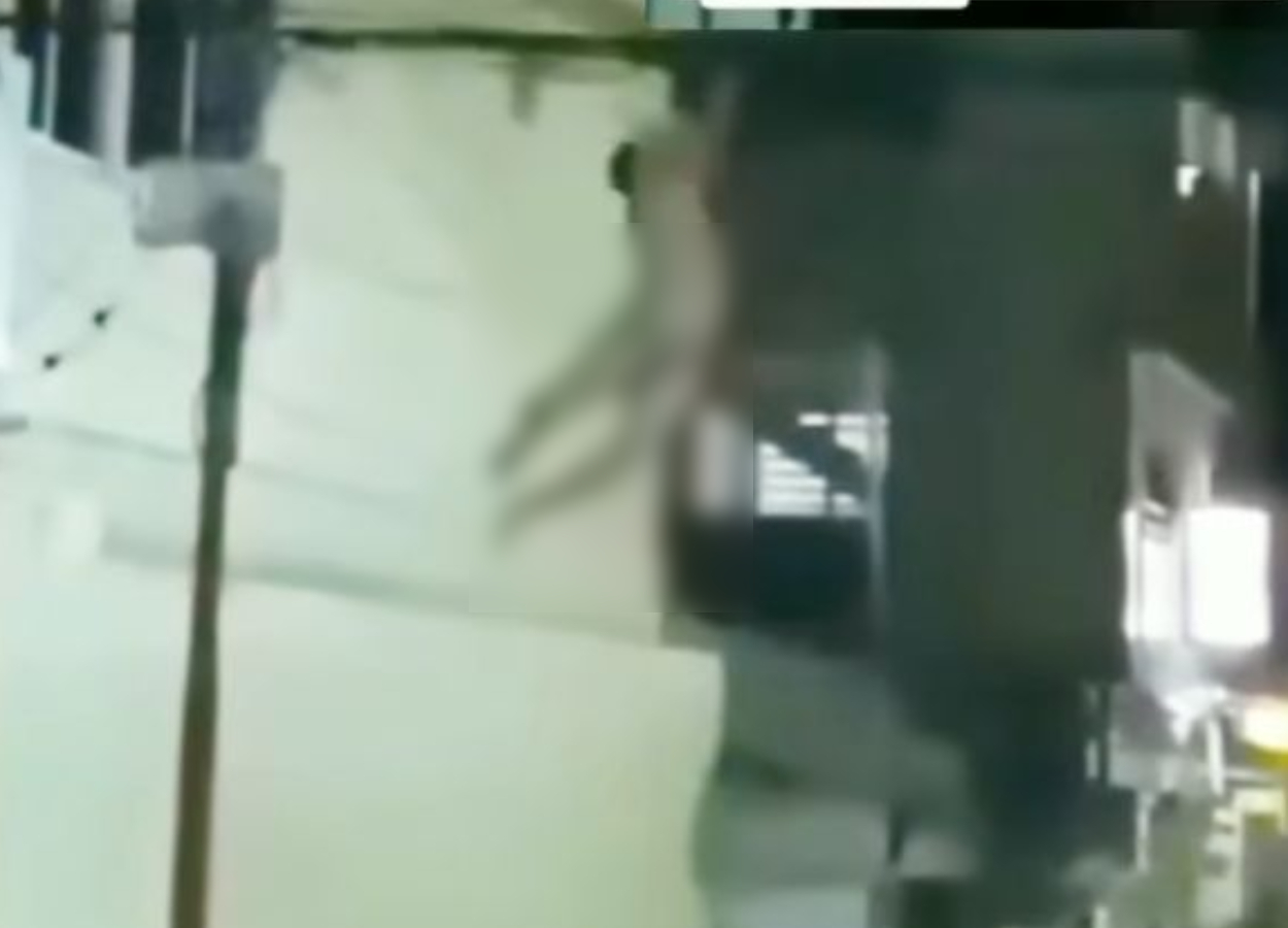 Heboh! Seorang Pria Nekat Bergelantungan di Kabel Setelah Lompat dari Balkon Hotel