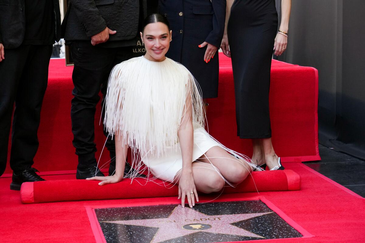 Heboh! Walk of Fame Gal Gadot di Hollywood Dihujani Demonstran