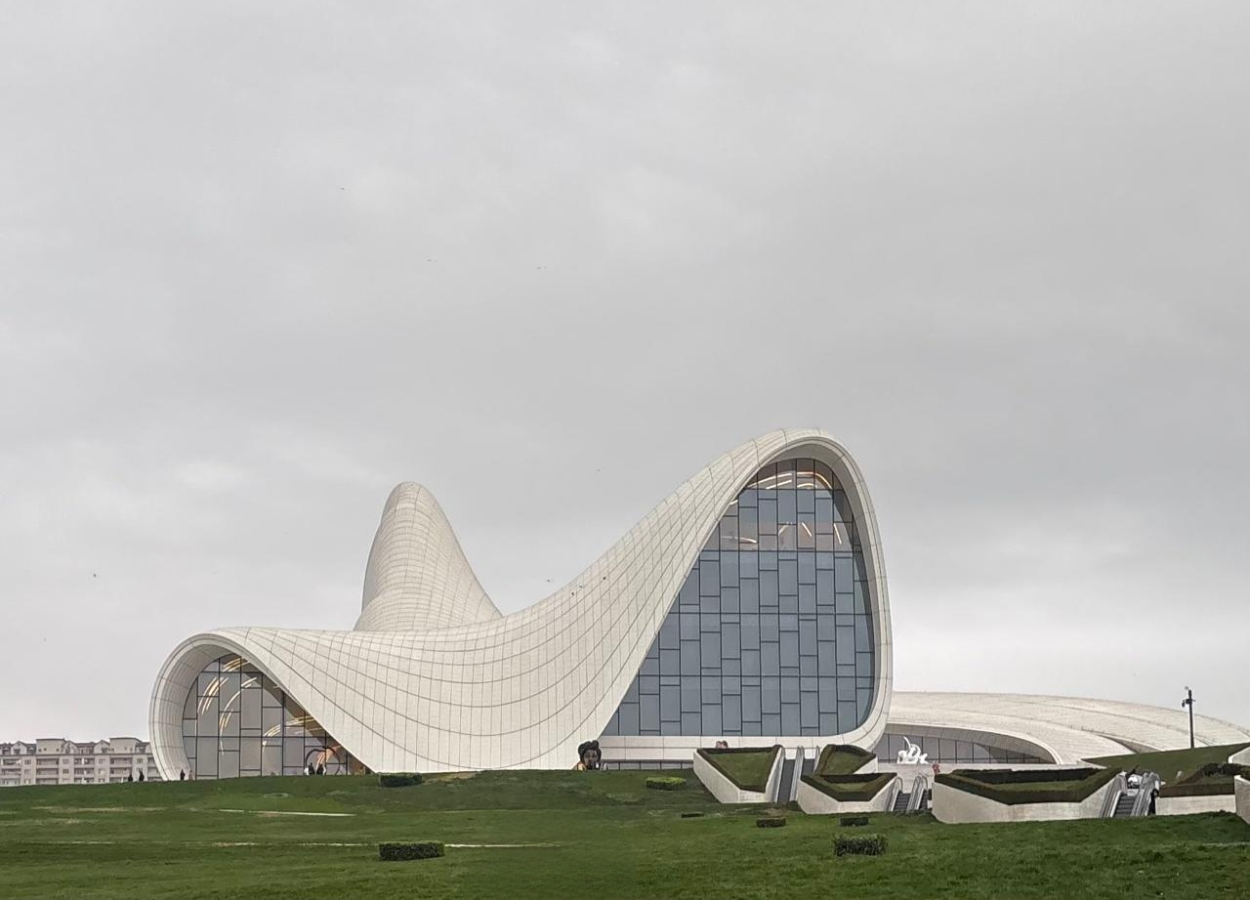 Heydar Aliyev Center: Landmark Megah yang Menjadi Simbol Baku Modern
