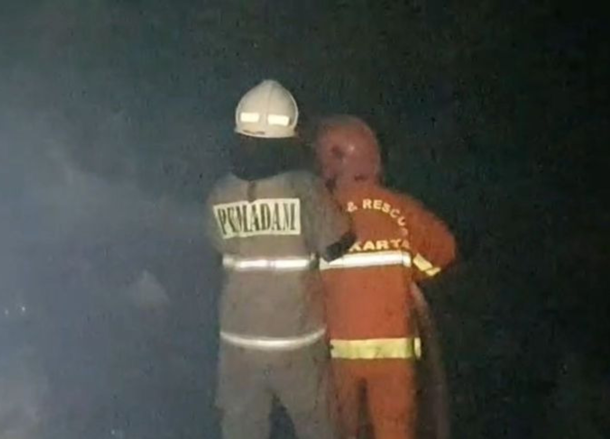 Kebakaran Hebat di Pluit! 70 Petugas Dikerahkan, Api Melahap Rumah Pengepul Kardus