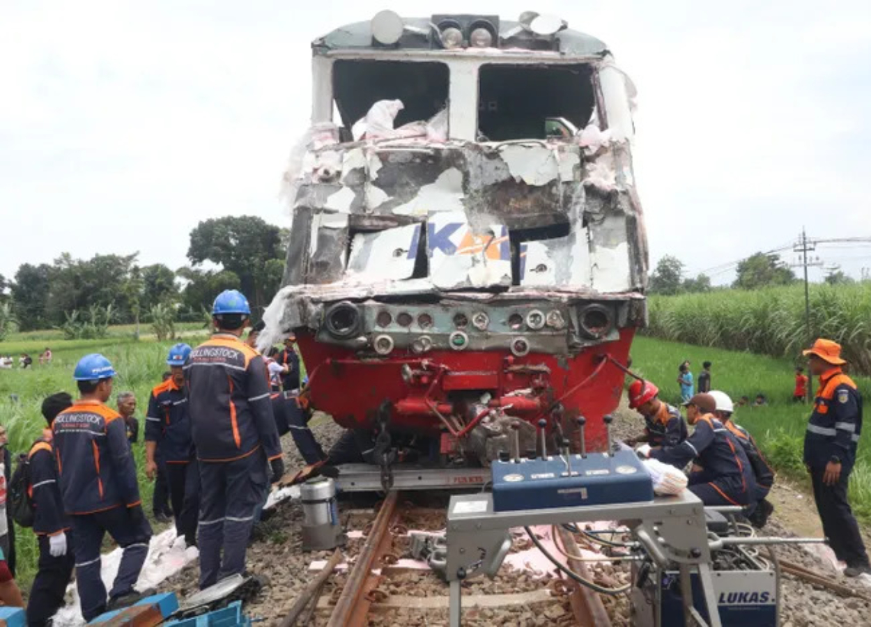 Kereta vs Truk! KA Kertanegara Adu Kuat Sama Truk Pupuk di Kediri, Masinis Luka, Satu tewas!