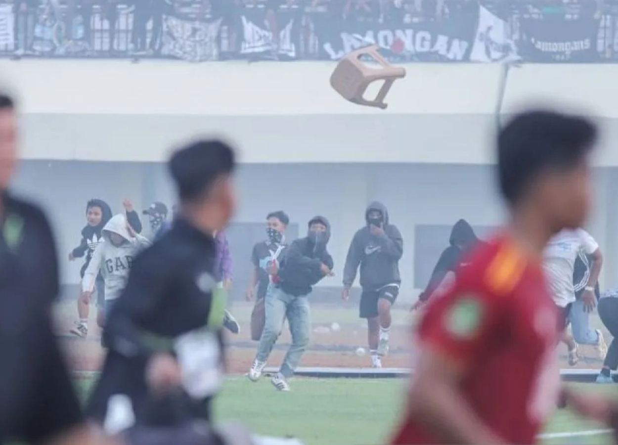 Kericuhan Suporter Paksa Laga Persela vs Persijap Dihentikan di Menit ke-78
