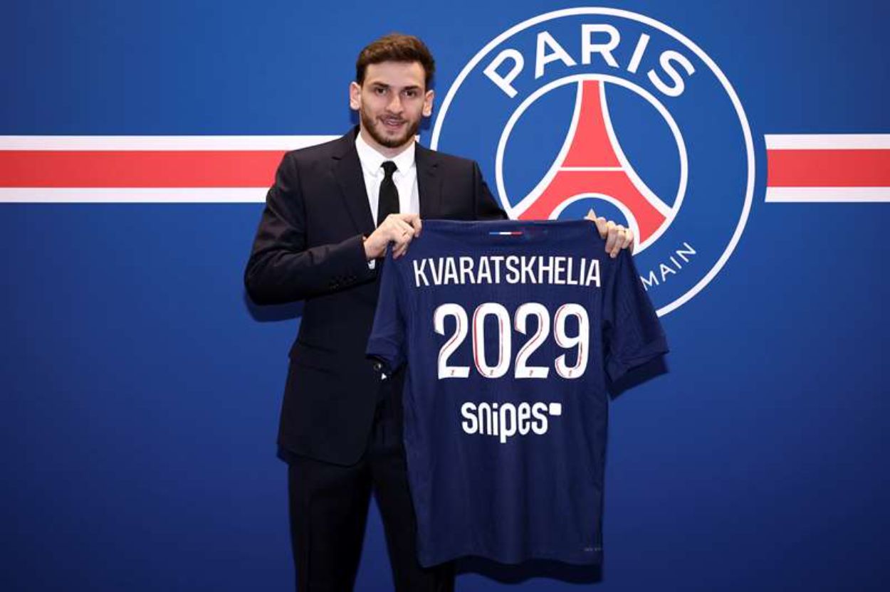 Khvicha Kvaratskhelia Resmi Gabung PSG, Biaya Transfernya Fantastis!