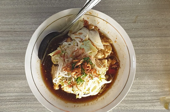 Kupat Tahu vs Ketoprak: Mirip Tapi Nggak Sama, Ini Bedanya yang Jarang Disadari!