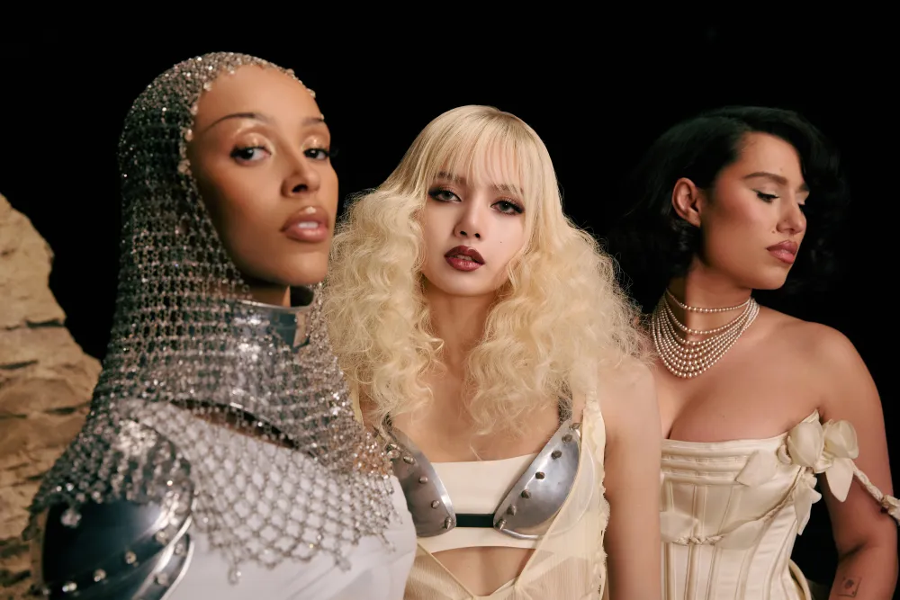 Lagu ‘Born Again’ Lisa BLACKPINK Feat. Doja Cat dan RAYE Pecahkan Rekor Debut MV Terbesar di Youtube 2025