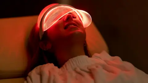 LED Face Mask Bisa Bikin Kulit Auto Mulus? Ini Faktanya Menurut Para Ahli!