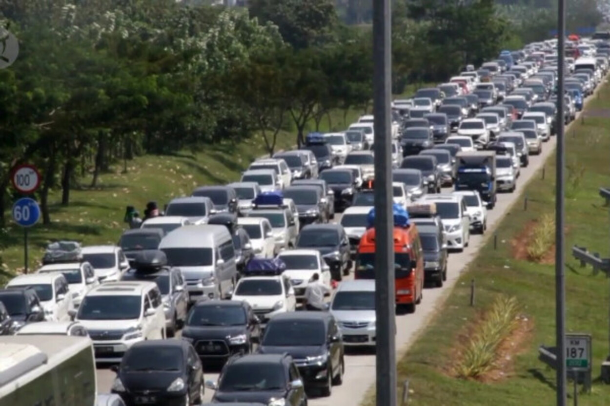 Lonjakan Pemudik di Tol Cipali, Polisi Berlakukan Contra Flow & One Way