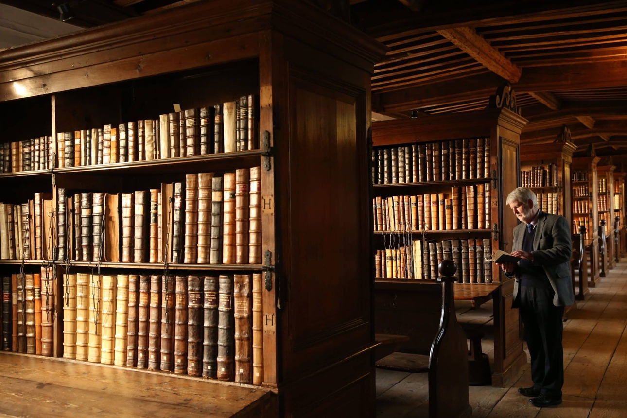 Mengintip Buku Kuno Dirantai di Perpustakaan Katedral Wells