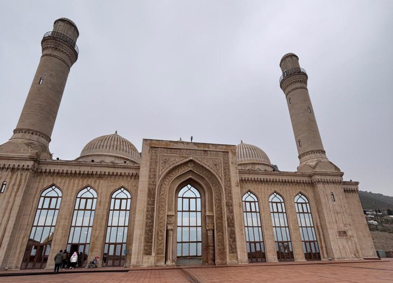 Menjelajahi Keindahan dan Sejarah Bibi-Heybat Mosque di Azerbaijan