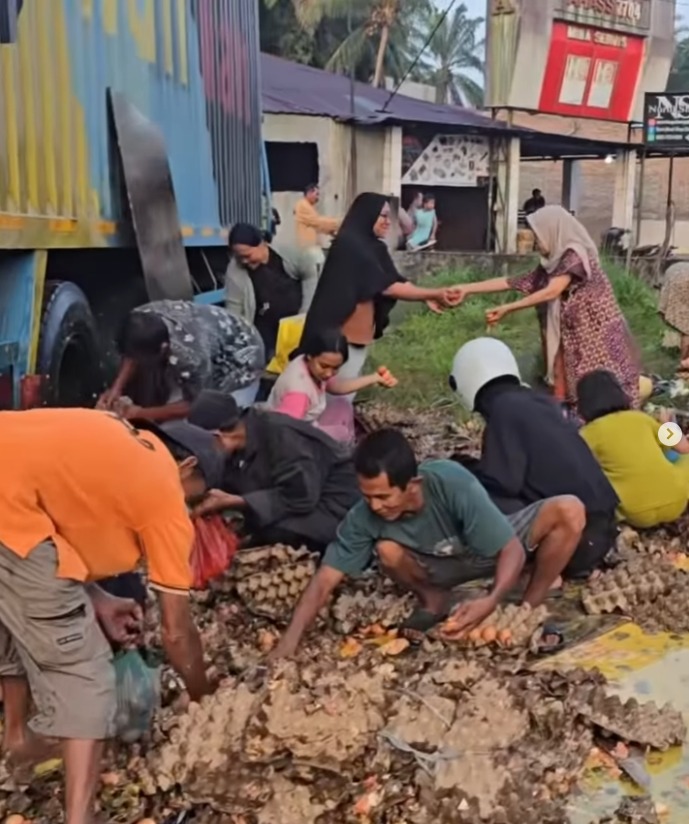 Miris! Bukannya Membantu, Puluhan Warga Malah Mengambil Telur Hingga Handphone Kernet yang Berserakan Setelah Kecelakaan