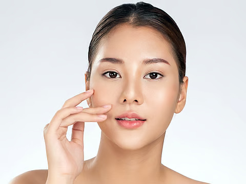 Mirror Skin Jadi Tren Kulit Glowing yang Bikin Terpukau di 2025, Begini Caranya