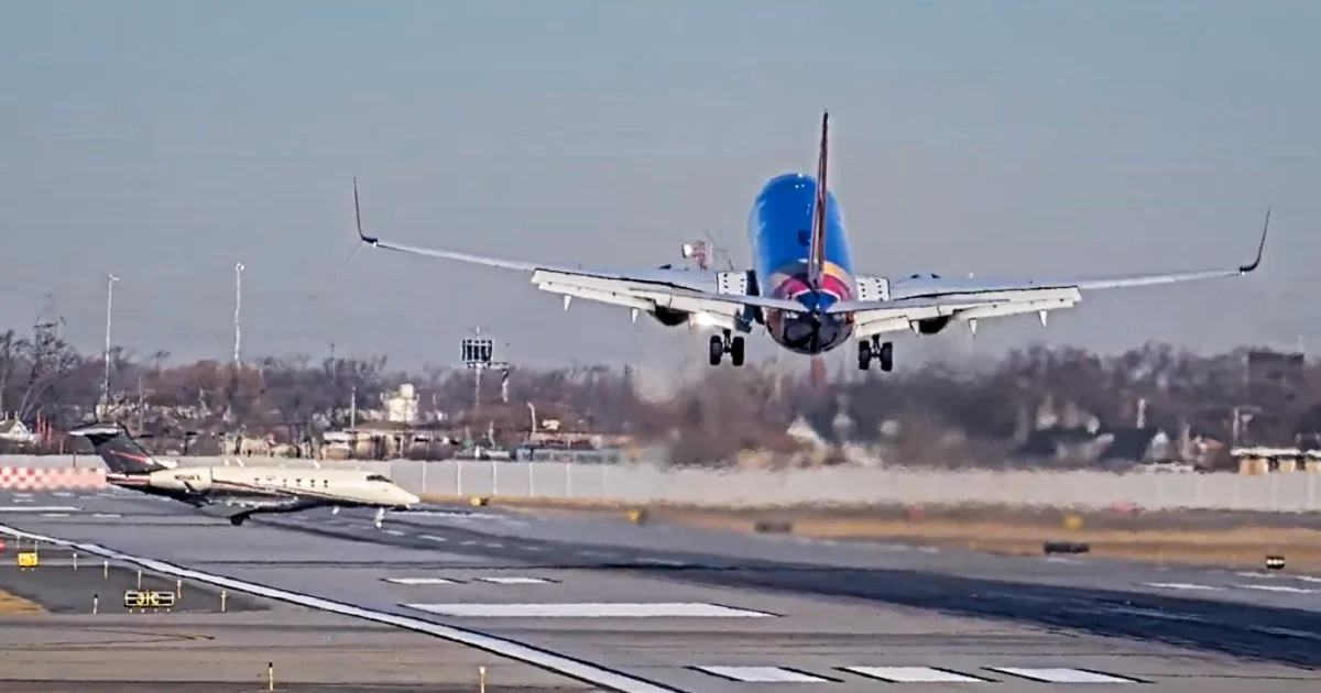 Momen Menegangkan Pesawat Southwest Hampir Hantam Jet Pribadi di Bandara Chicago