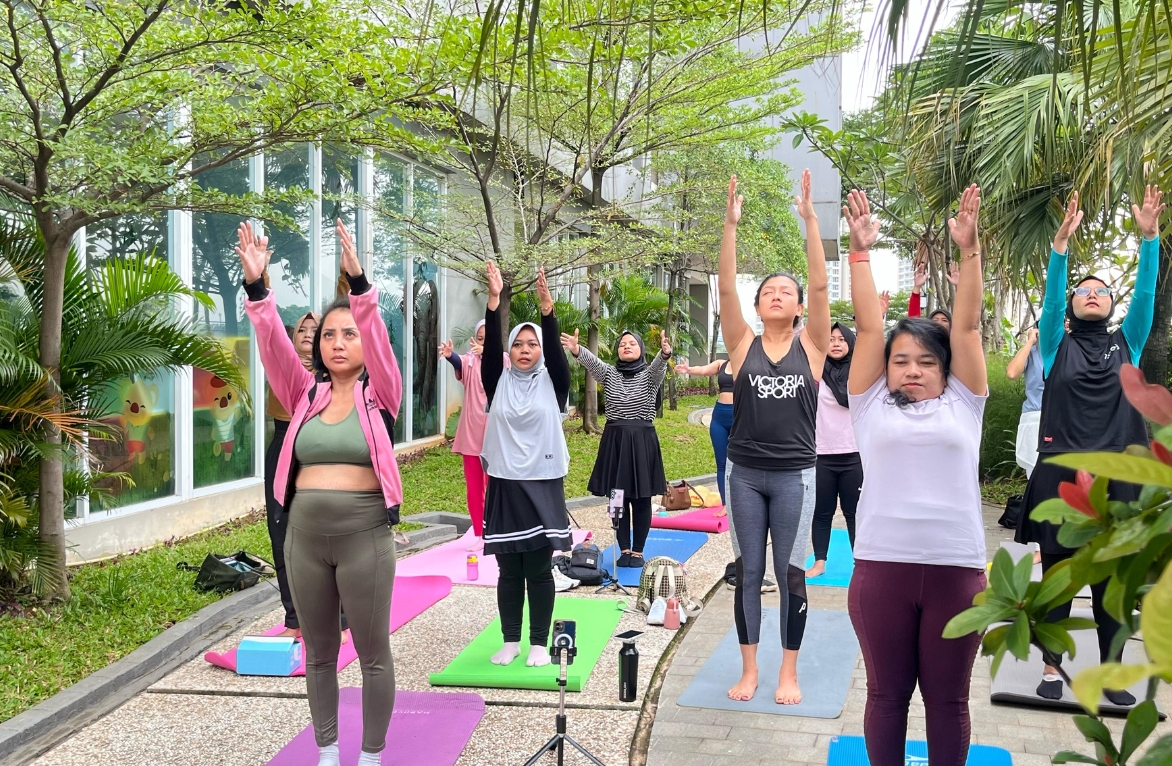 Morning Yoga Bareng Influencer Moms, Healing Asik di Somerset Kencana Jakarta