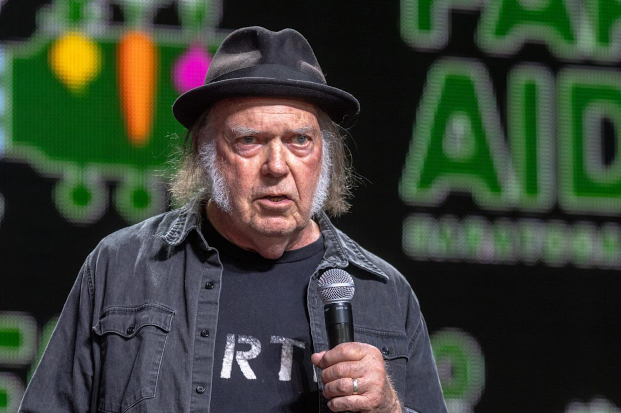 Musisi Neil Young Batalkan Konser Damai di Ukraina