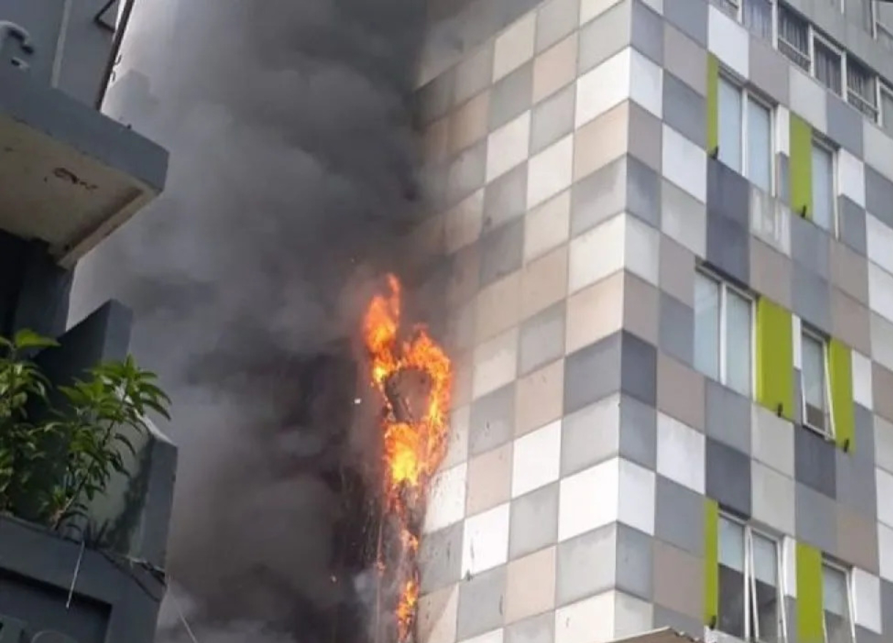 Panik di Glodok! Hotel Terbakar, Ratusan Penghuni Dievakuasi!