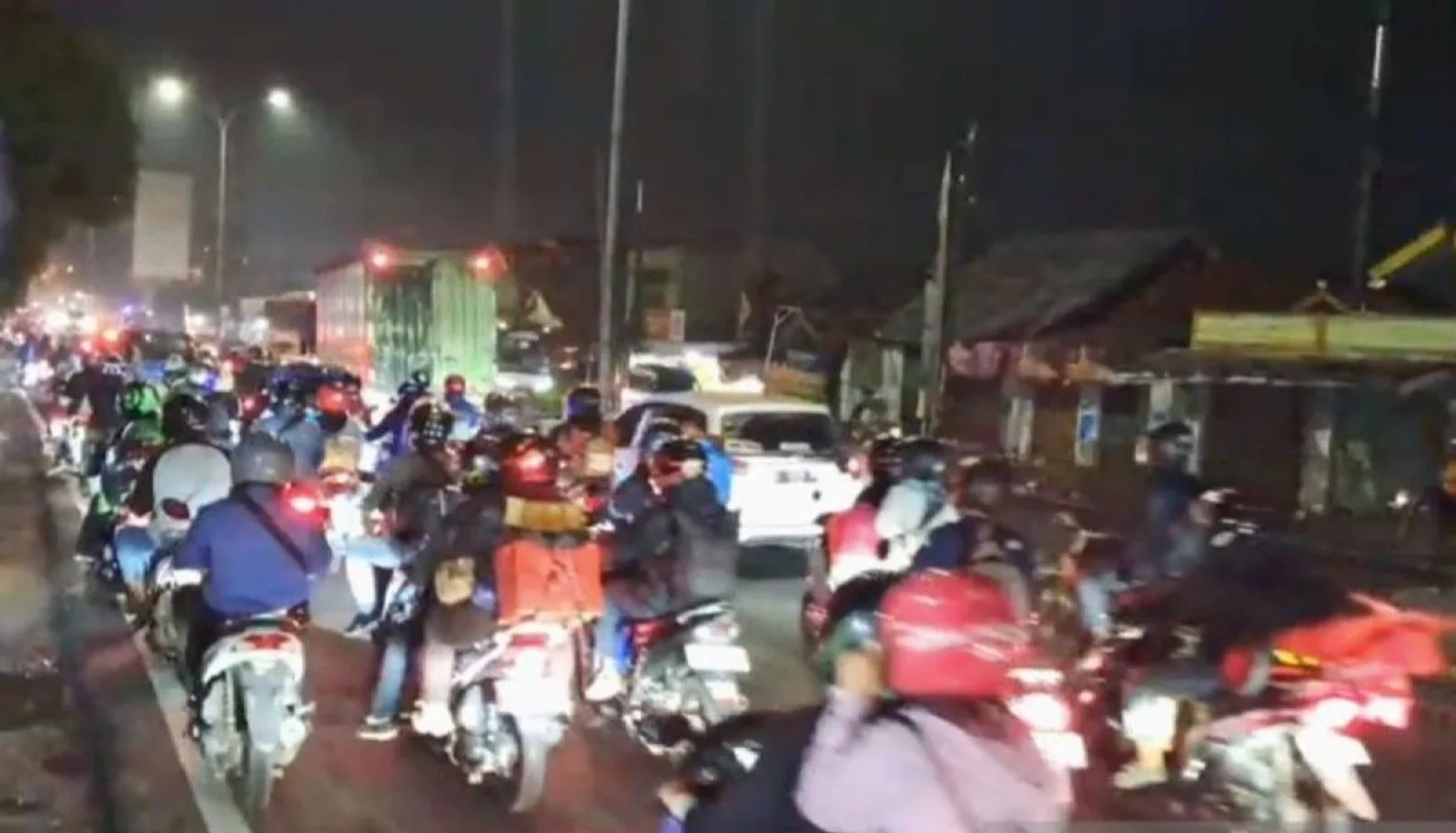 Pemudik Keluhkan Jalan Berlubang di Karawang, Pemicu Kecelakaan Meningkat