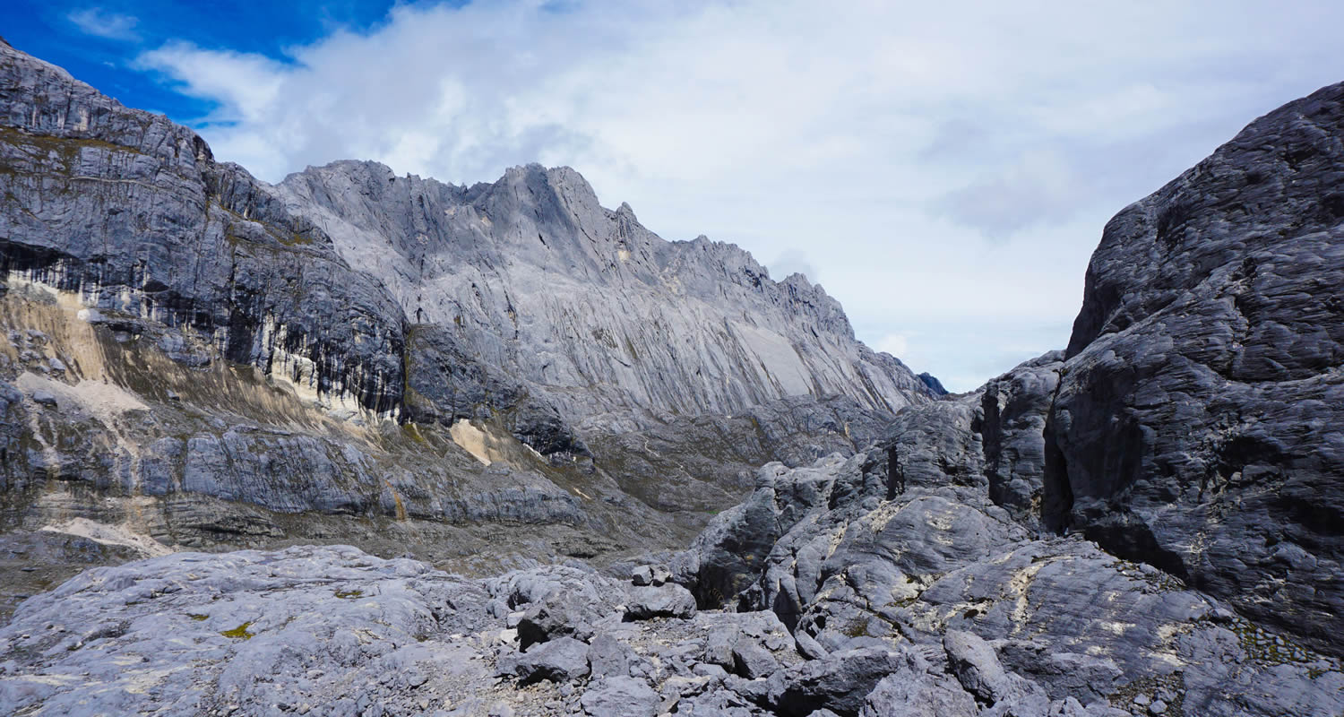 Pendakian Carstensz Pyramid, Gunung Tertinggi Indonesia dengan Salju Abadi