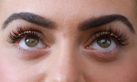 Penting! Tips Cara Aman Melepas Eyelash Extension di Rumah