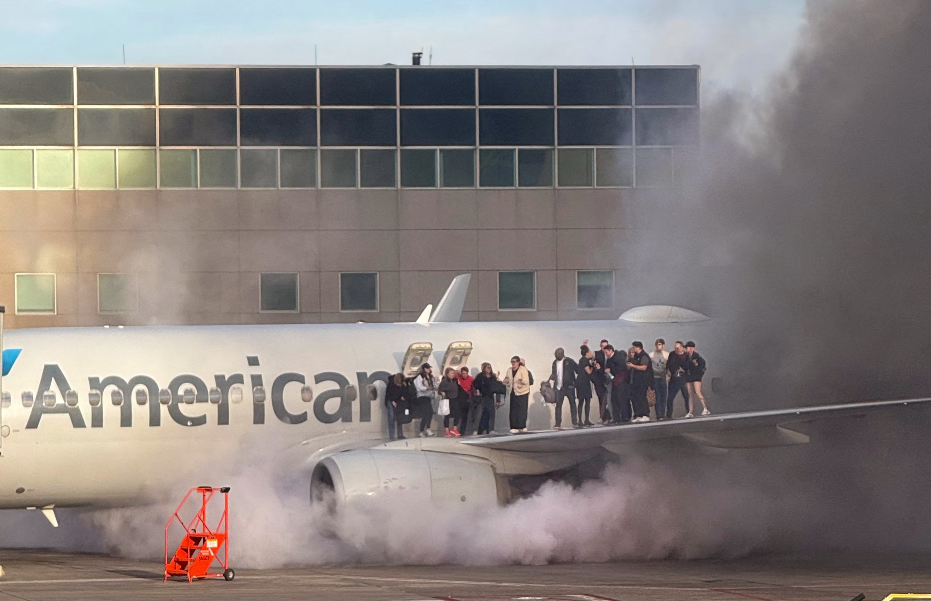 Pesawat American Airlines Terbakar di Bandara Denver, Penumpang Dievakuasi Lewat Sayap!