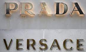 Prada Beli Versace Senilai 1,25 Miliar Euro, Dua Raksasa Fashion Italia Resmi Bersatu!