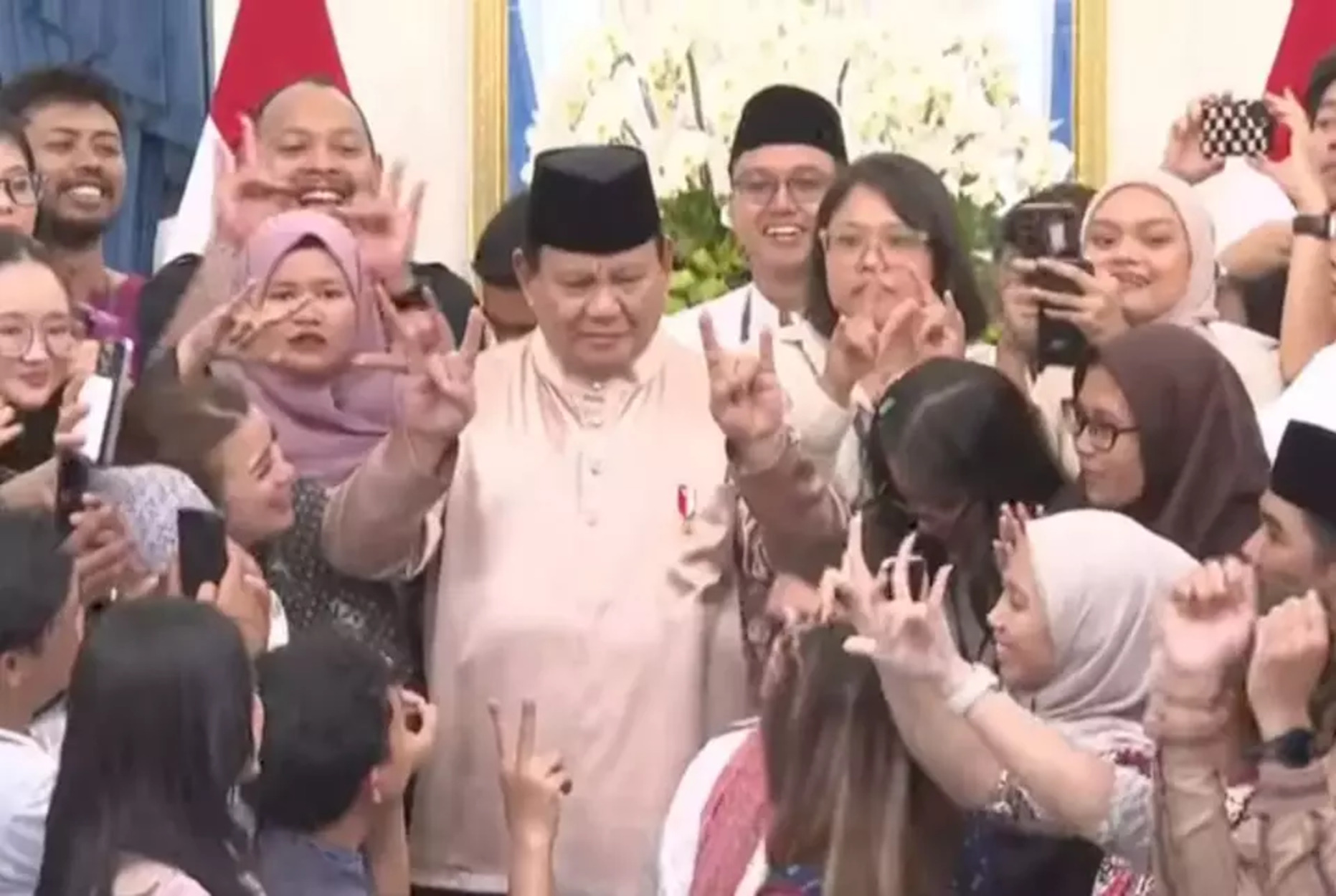 Presiden Prabowo Subianto Ikuti Tren Velocity Bersama Warga di Open House Idulfitri 2025