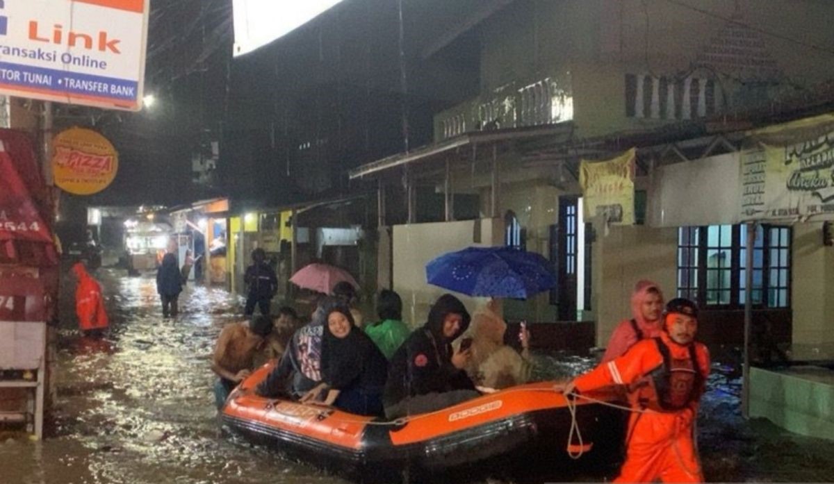 Pria Ini Selamatkan Sang Istri dari Arus Banjir di Bogor, Berujung Kehilangan Nyawa