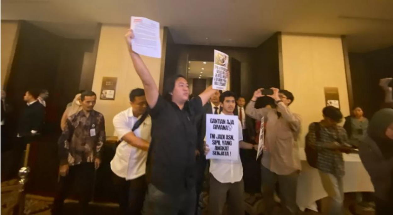 Rapat Tertutup RUU TNI di Hotel Fairmont, KontraS dan Koalisi Masyarakat Sipil Protes