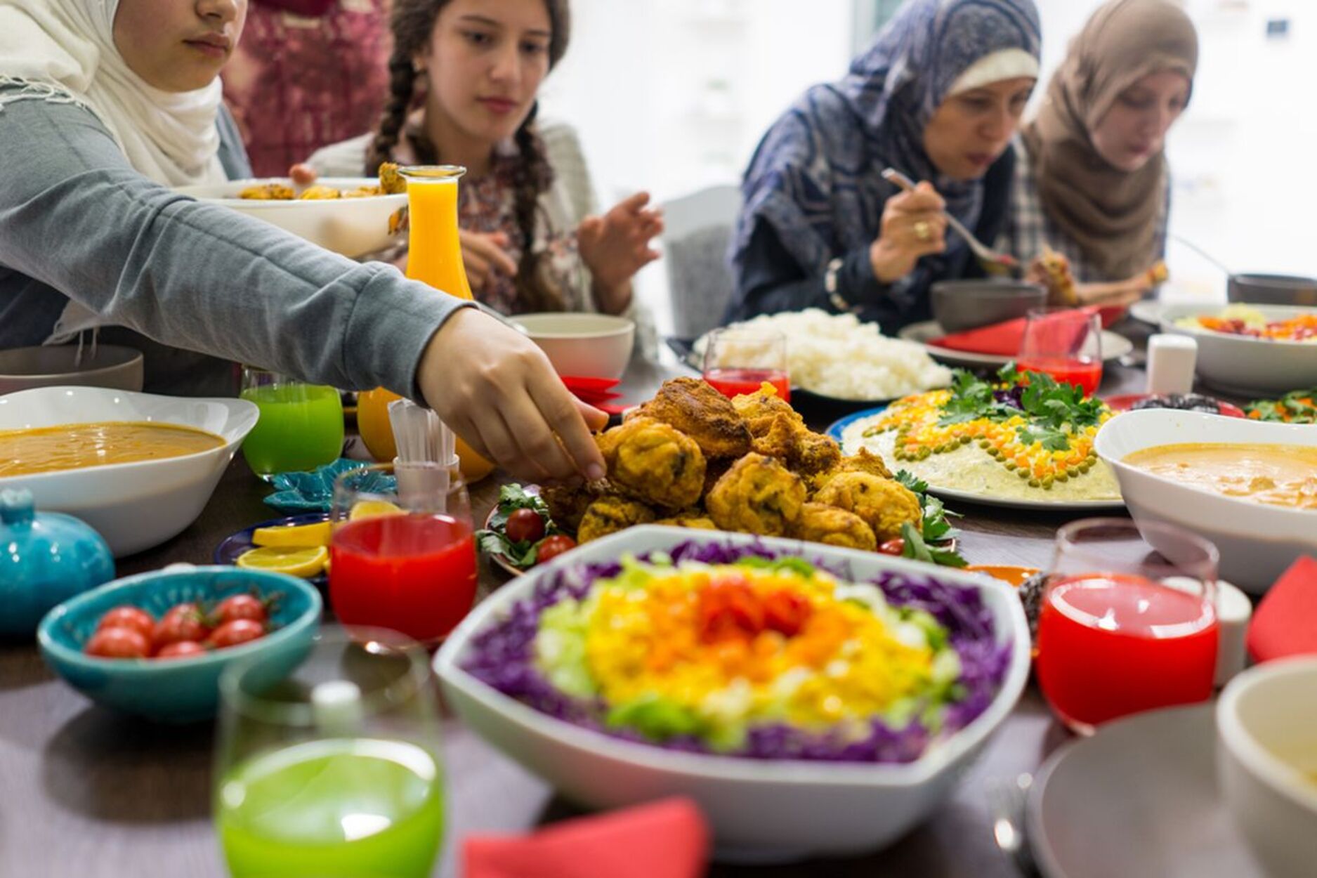 Ratusan Paket Makanan Dibagikan kepada Mahasiswa Inggris yang Berjuang di Tengah Krisis