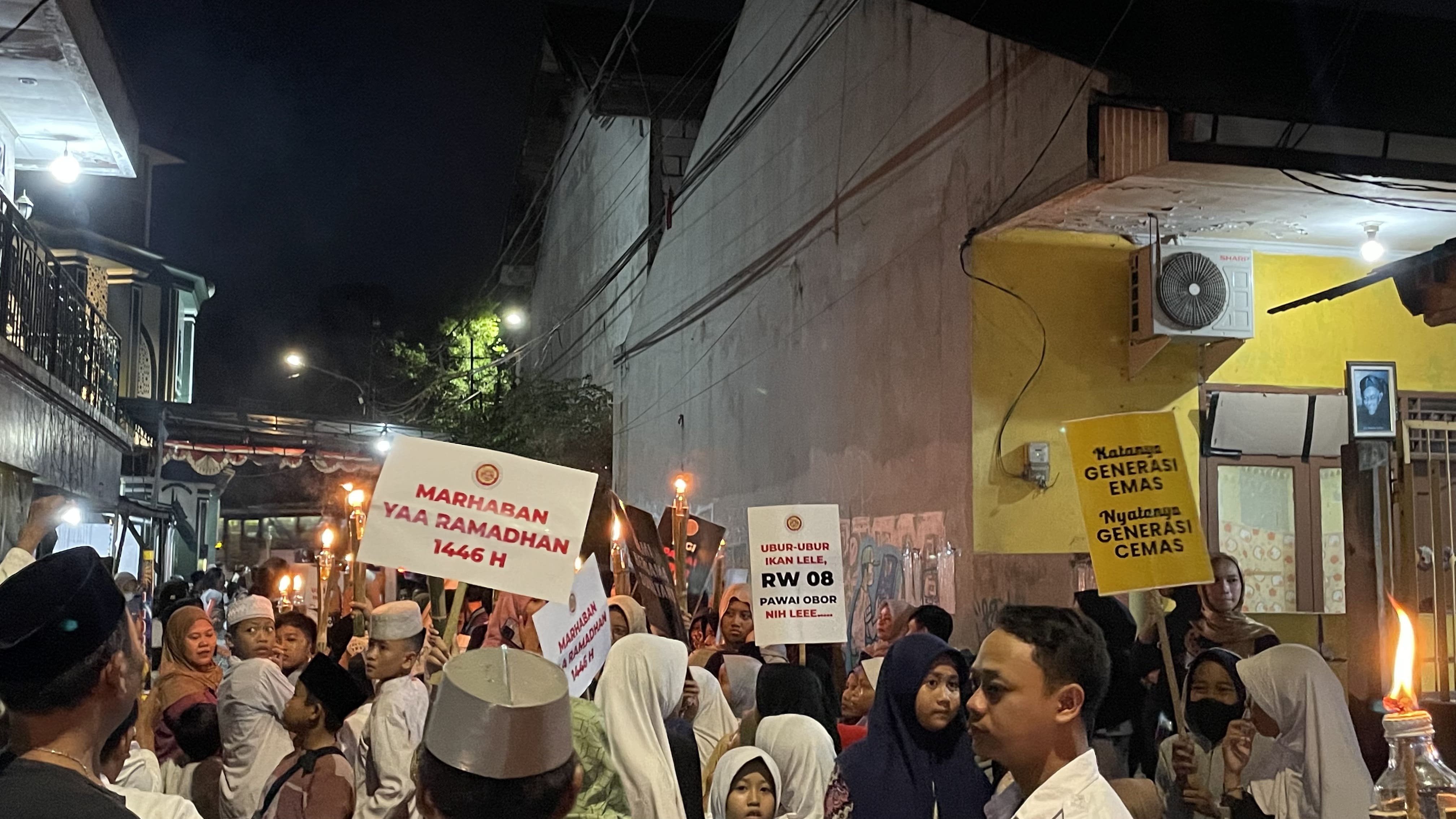 Ratusan Warga Kebon Jeruk Meriahkan Pawai Obor Sambut Ramadhan 1446 H
