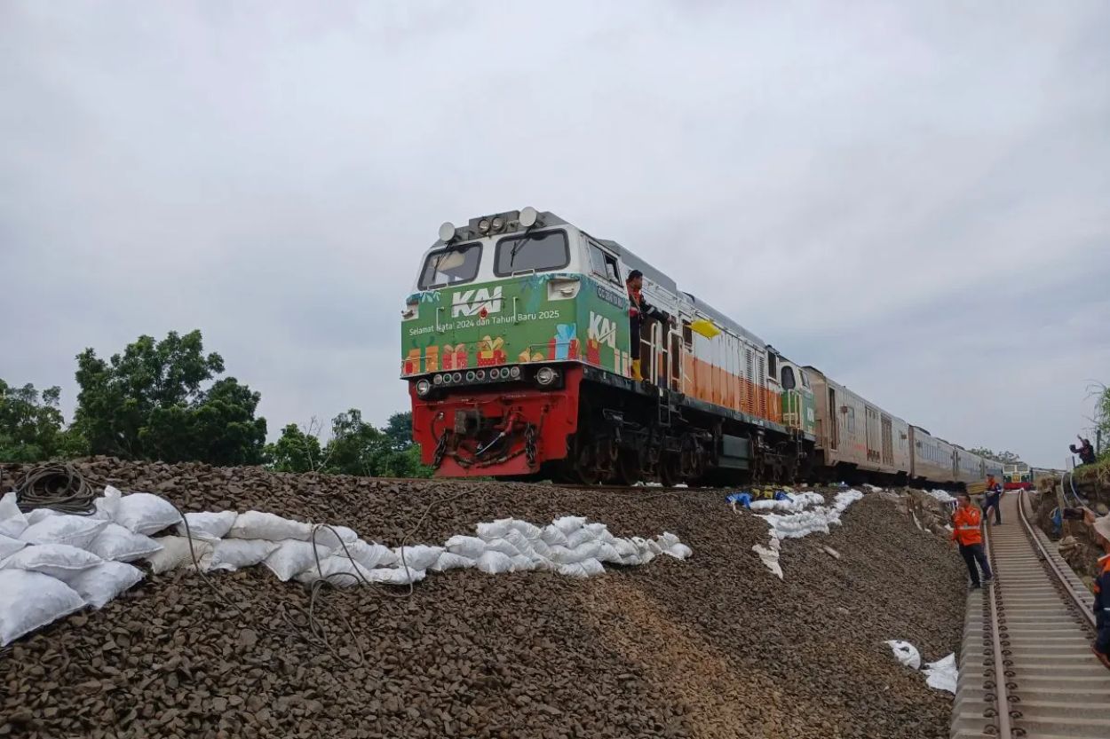 Rel Kereta yang Putus Akibat Banijr di Grobogan Sudah Bisa Dilalui