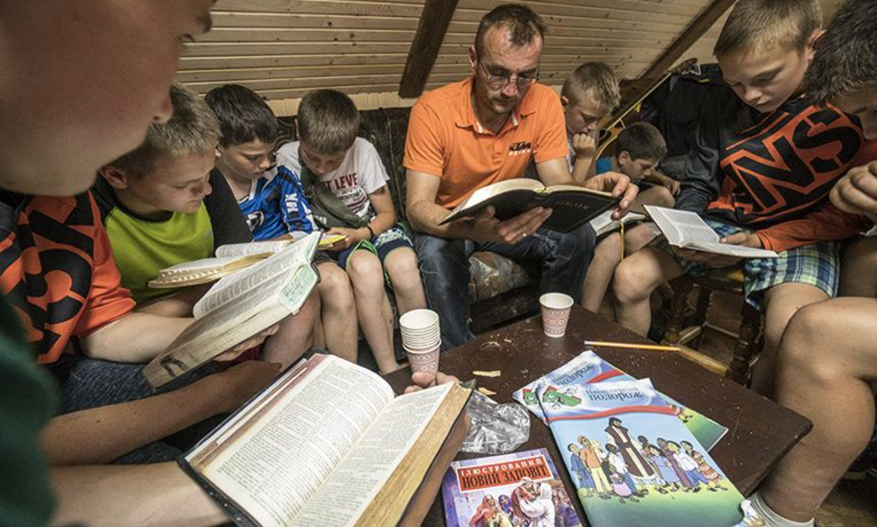 Remaja Ukraina Gelar Klub Buku Rahasia di Tengah Perang