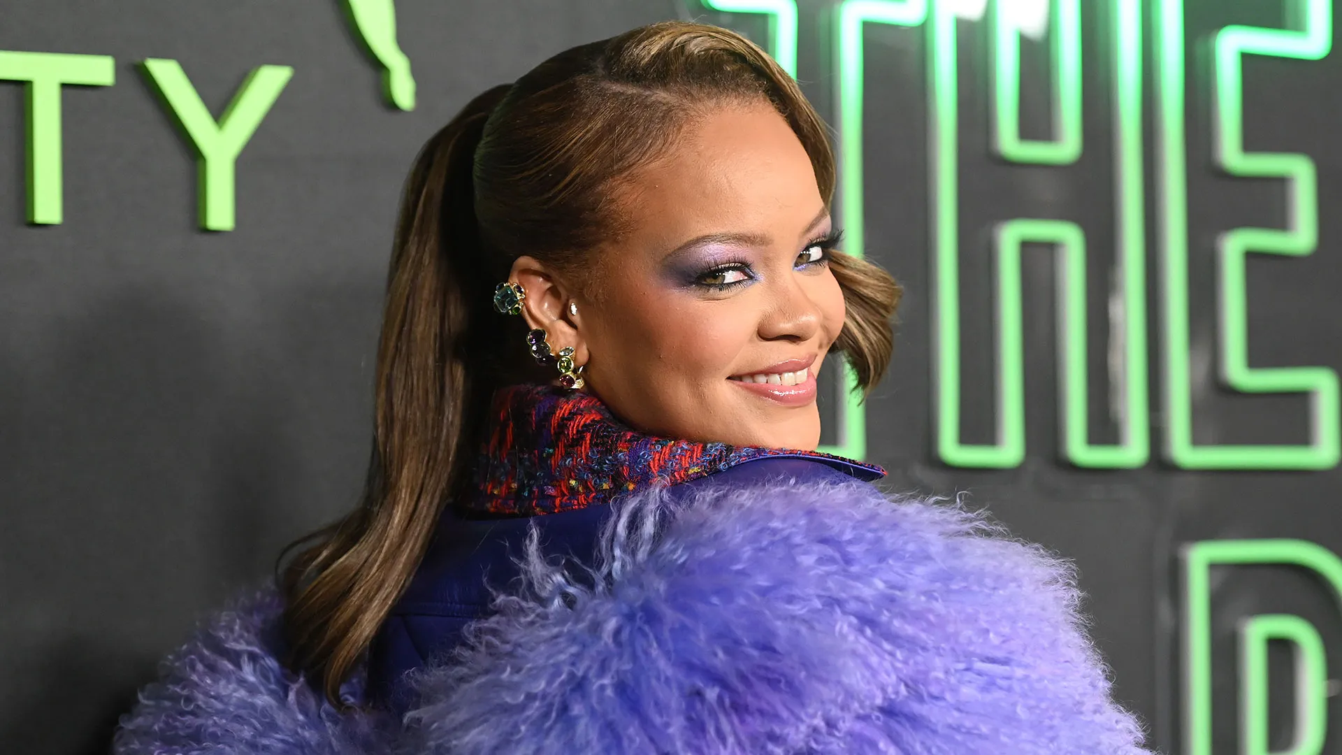 Rihanna dengan Gaya Rambut Lob, Siap-Siap Tren Rambut 2025 Dikuasai Gaya Ini!