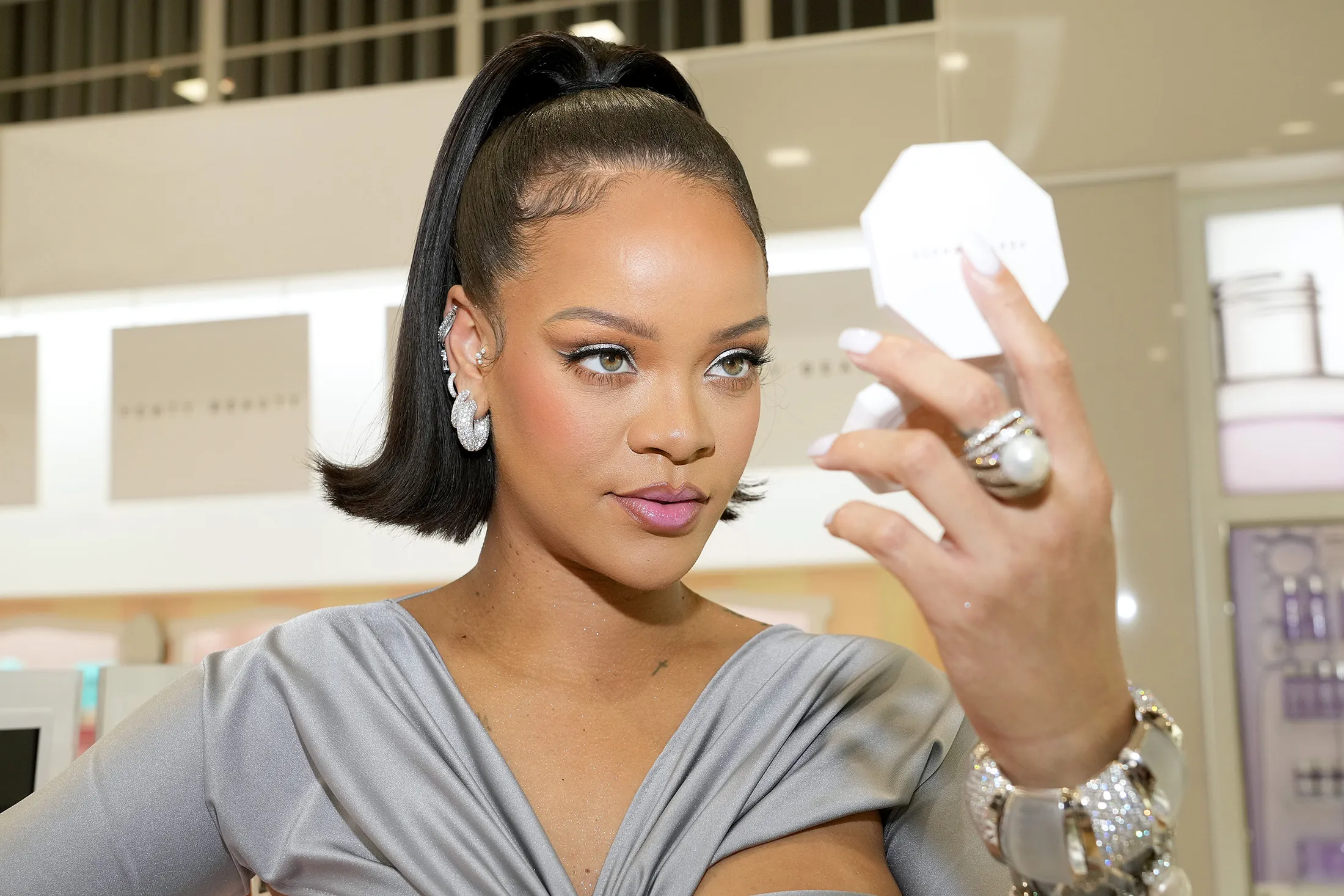 Rihanna Spill Rahasia Bulu Mata Cetar Pakai Maskara Cokelat dari Fenty Beauty