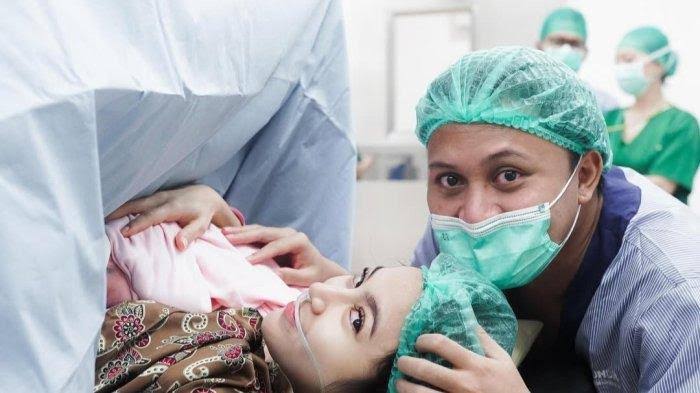 Rizky Febian  dan Mahalini Sambut Kelahiran Anak Pertama