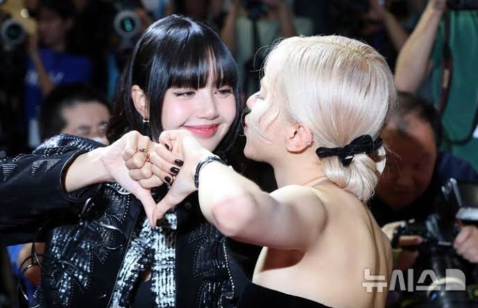 Rose Beri Kejutan Ciuman Manis untuk Lisa di Hari Ulang Tahunnya, Fans BLACKPINK Heboh!