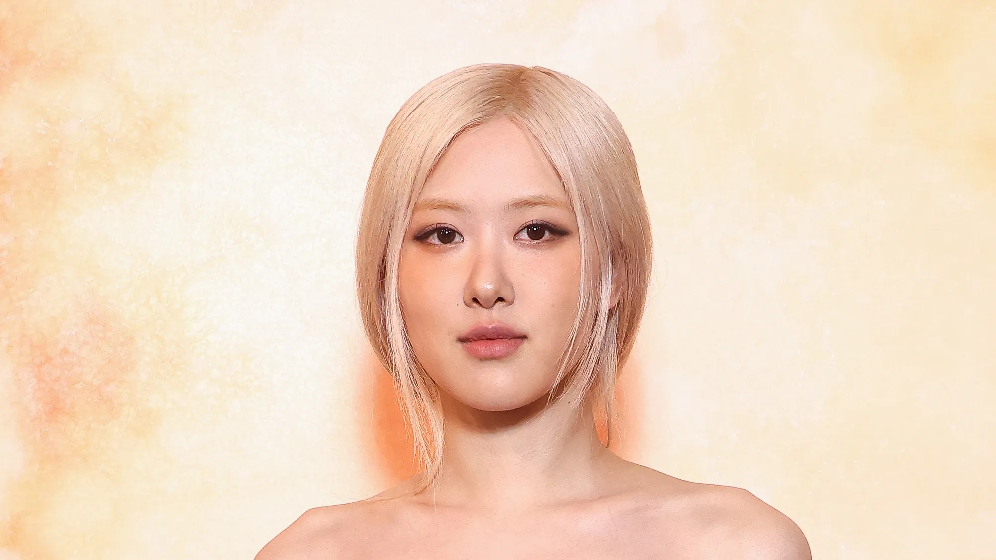 Rose BLACKPINK Gaspol Tren No-Mascara, Winged Eyeliner Tetap On Point!