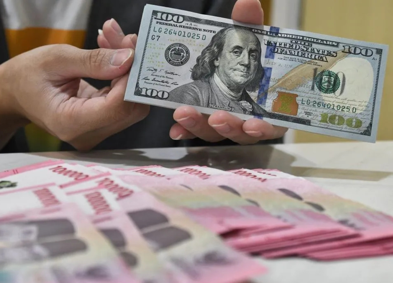 Rupiah Tertekan! Kepercayaan Investor Melemah, Dolar AS Makin Kuat