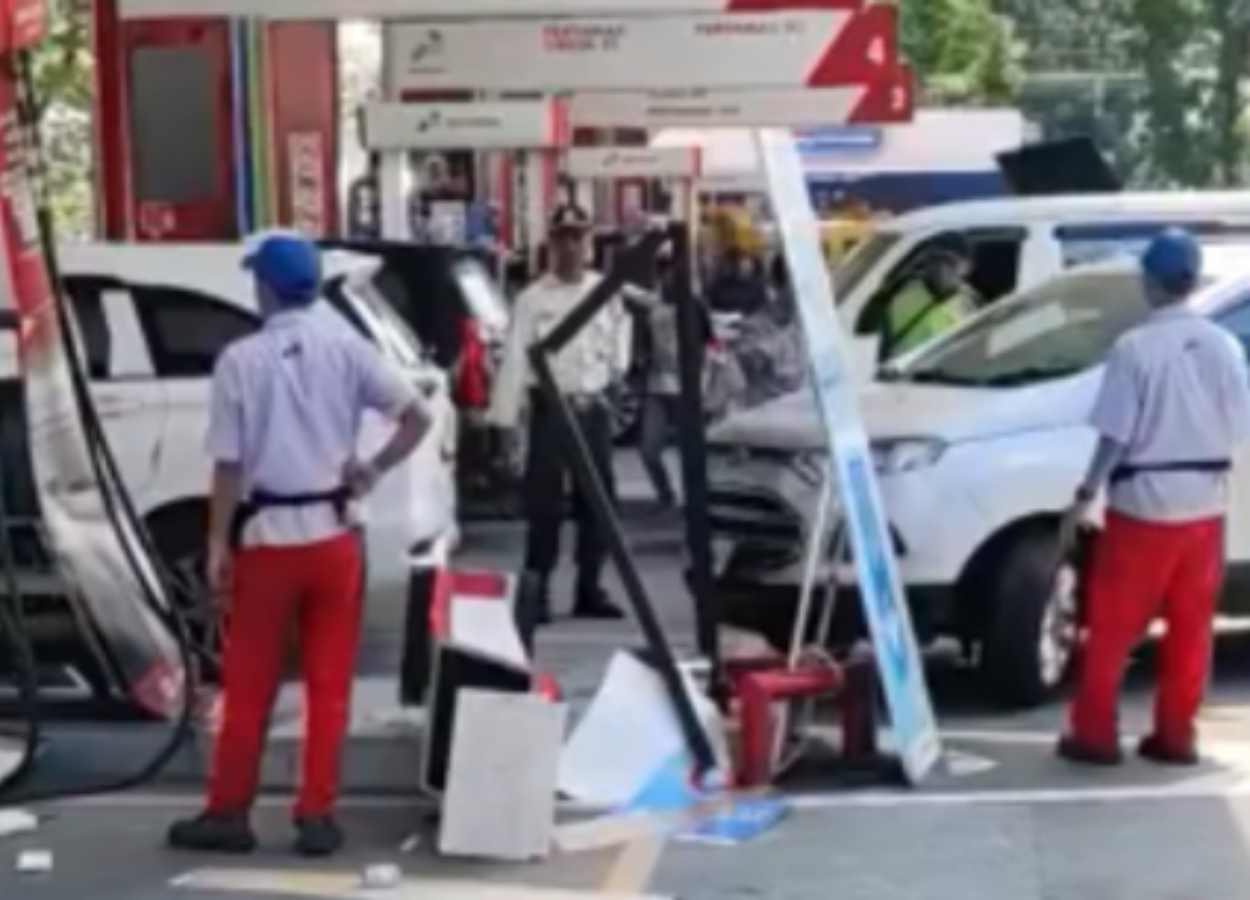 Salah Injak Pedal, Ford Ecosport Tabrak Dispenser SPBU di Lenteng Agung!