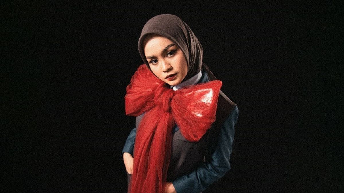 Salma Salsabil Rilis Album Perdana ‘Berharap Pada Timur’, Ungkap Kisah Cinta dengan Dimansyah