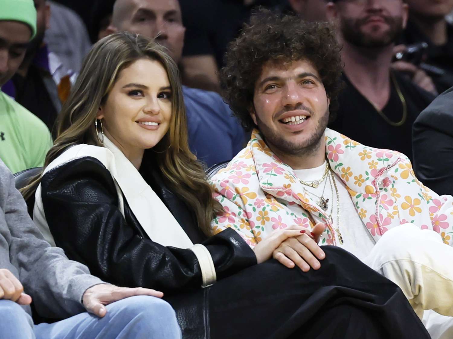 Selena Gomez Nekat Minta Benny Blanco Makeup-in Wajahnya, Hasilnya Bikin Ngakak!