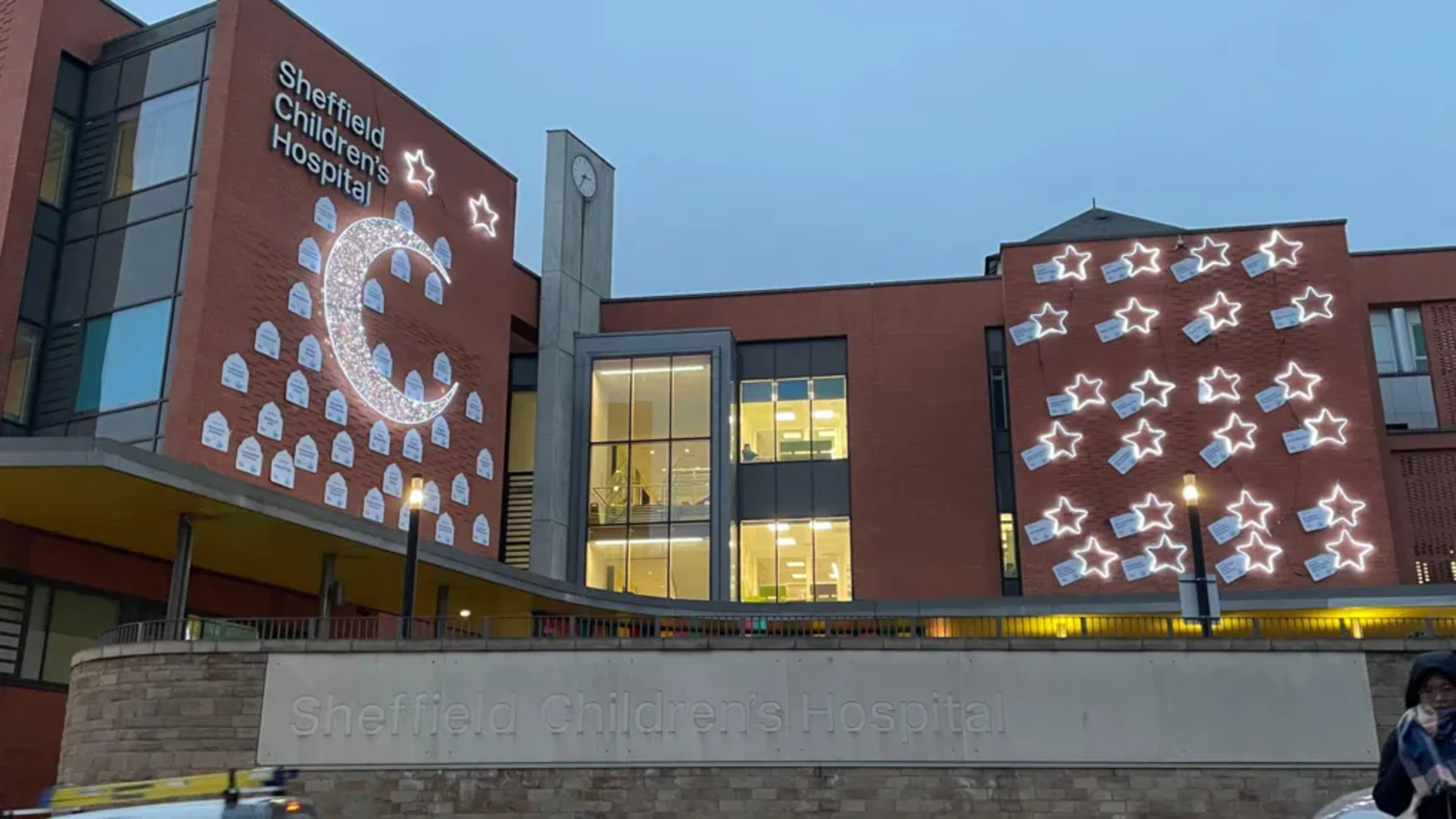 Sheffield Children's Hospital Disinari dengan Aksesori Cahaya Ramadan